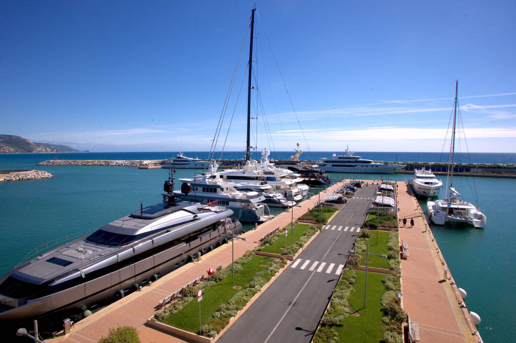 Captains of large yachts gathered in Marina di Loano