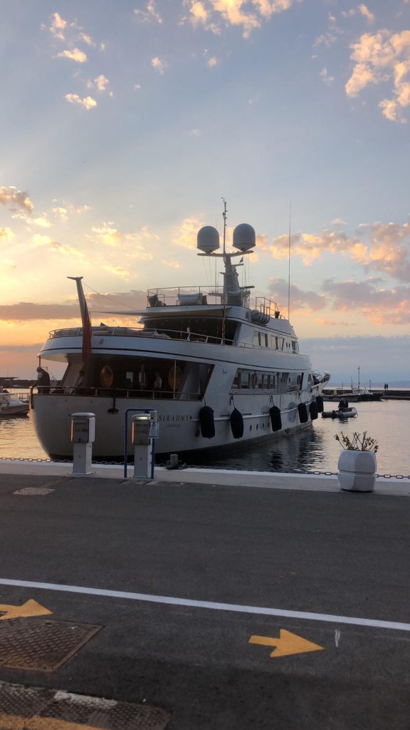 The first yacht arrives after the lockdown in the tourist port of Capri: welcome Sirahmy.