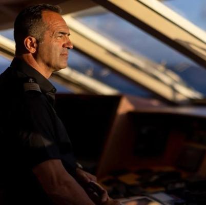Comandante Zambelli, diario di bordo di chi ogni estate deve gestire naviganti extra esigenti.